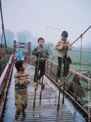 Les enfants sur les échasses en bambou