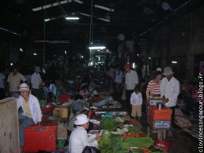 Un marché couvert où les odeurs de poissons sont parfois insoutenable