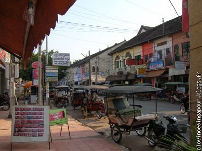 Une rue de Siem Reap avec les fameux TUK TUK